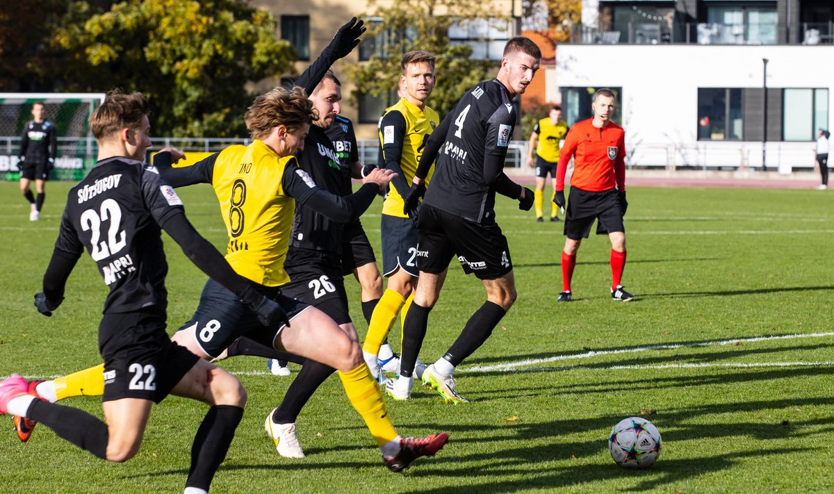 Nädala kõige tähtsam mäng peeti Kadrioru staadionil, kus Tallinna Kalev (mustas) alistas Pärnu Vapruse.