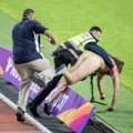FOTOD | 100 meetri finaali eel olümpiastaadionil liputanud mees pääses politsei küüsist