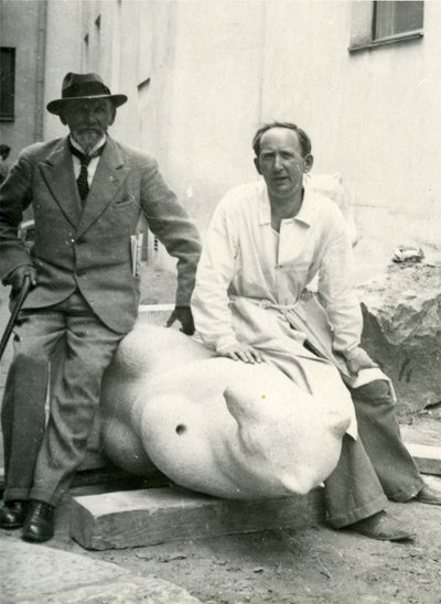 KOLM SÕPRA: Skulptor Herman Halliste,kunstnik Ants Laikmaa ja Oru lossi karu 1939.aastal.