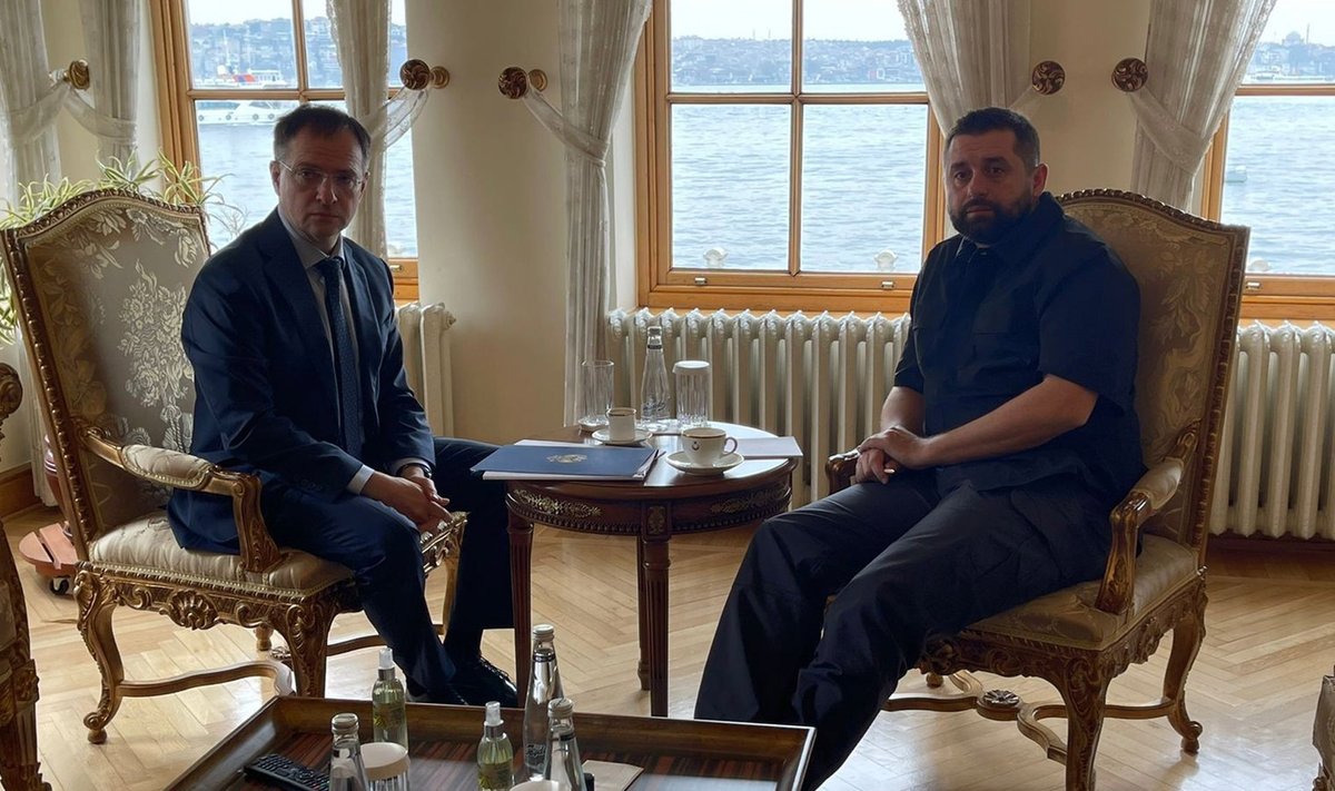 Vene põhiläbirääkija Vladimir Medinski ja Zelenskõi fraktsiooni esimees Davõd Arahhamia pidasid Türgis ka kahepoolse kohtumise.