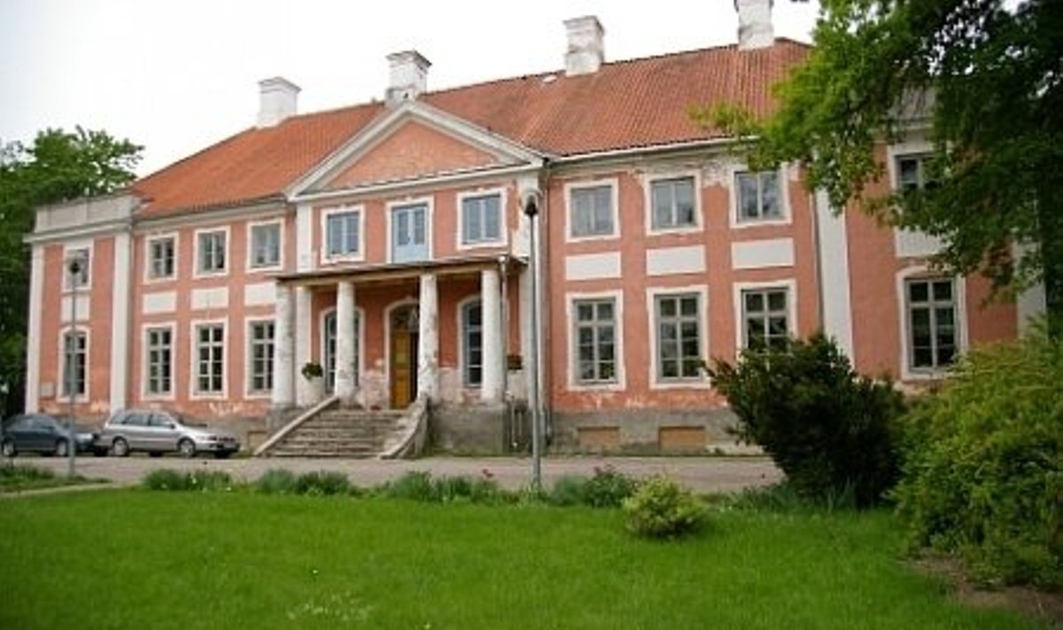 Sargvere mõis. Pikki aastaid tegutses Sargvere Põhikool (praegune Lasteaed-Algkool) mõisa hoones.