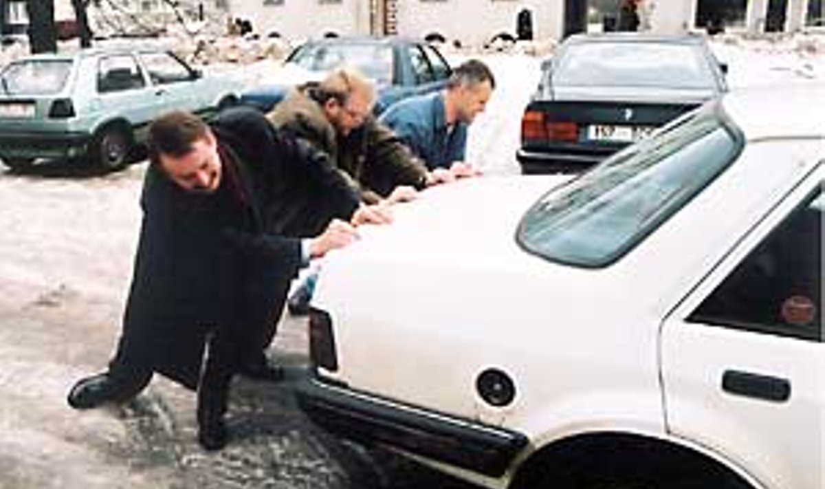 Kallas ajas sõbrad kokku, üheskoos lükati Siimu vanale Opelile hääled sisse. Ees ootab Brüssel!