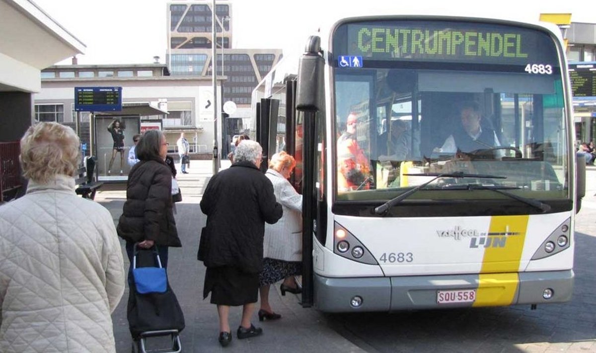 Tallinnas peab end tulevikus bussi sisenedes kiipkaardiga registreerima. Hasseltis teeb seda bussijuht. (Foto: Dannar Leitmaa)