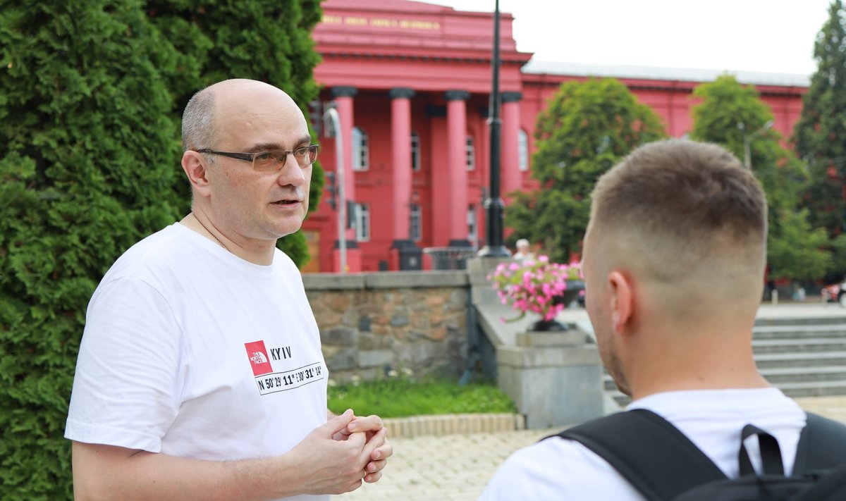 Dmõtro Levus märkis intervjueerijale, et kuni Venemaa nõuab vallutamata territooriumi loovutamist, ei saa isegi relvarahust juttu olla.