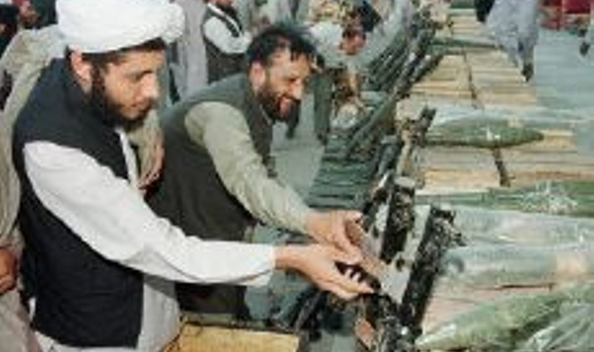 Talebani liikmed vaatavad relvi