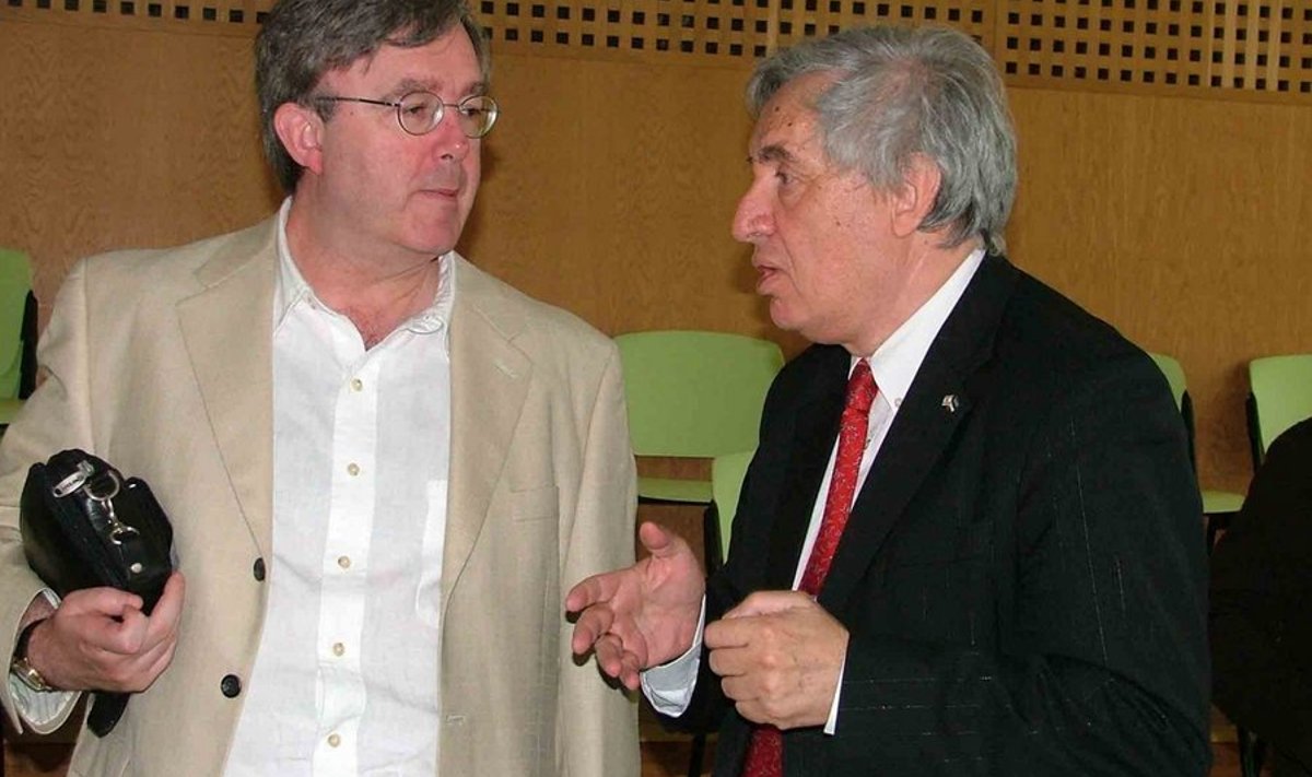 На фото: британский посол Питер Картер (слева) и Александр Дусман.