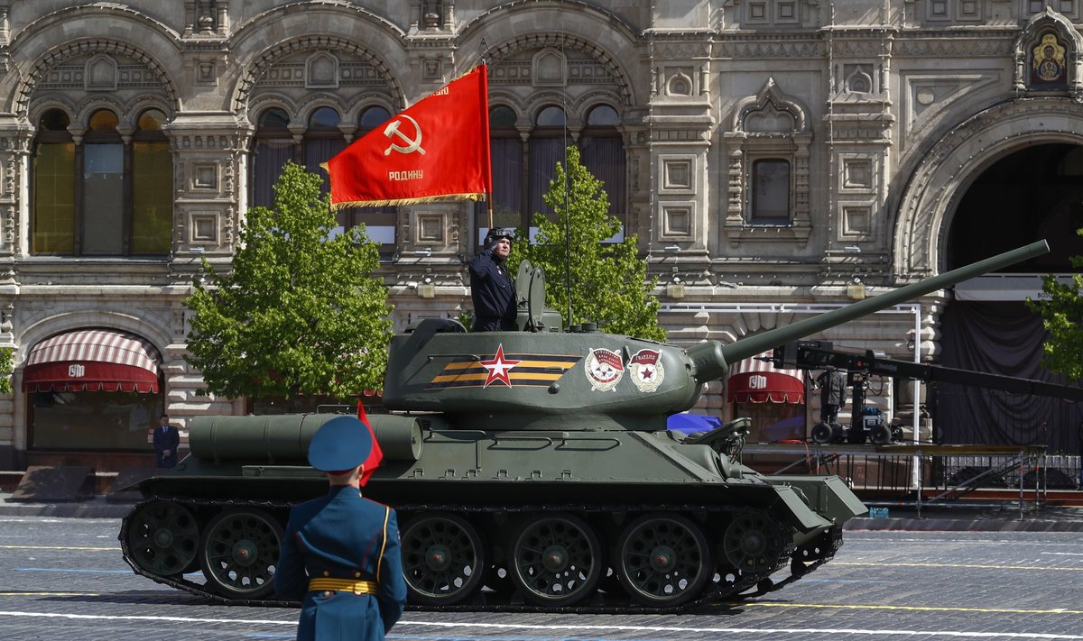 Üksildane ja vana. Tank T-34 tõusis Moskva paraadil kandvaks sümboliks. 