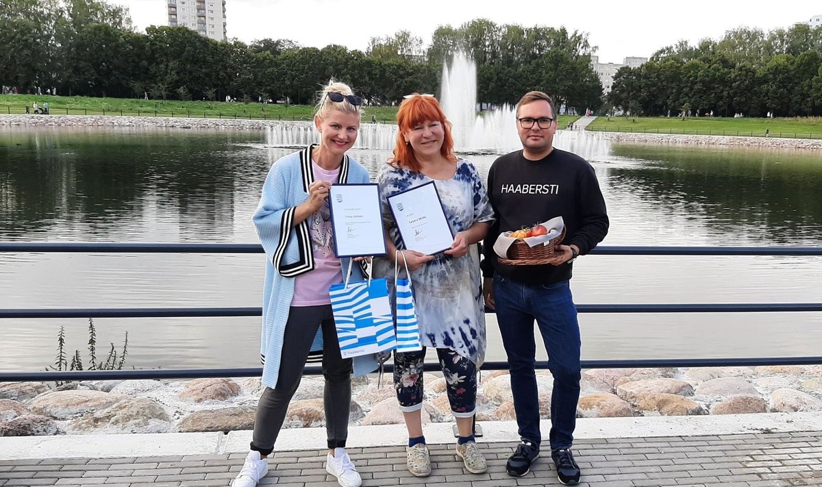 Победители конкурса Трийну Яаксон (слева) и Татьяна Шилко (по середине) со старейшиной района Хааберсти Олегом Сильяновым. 