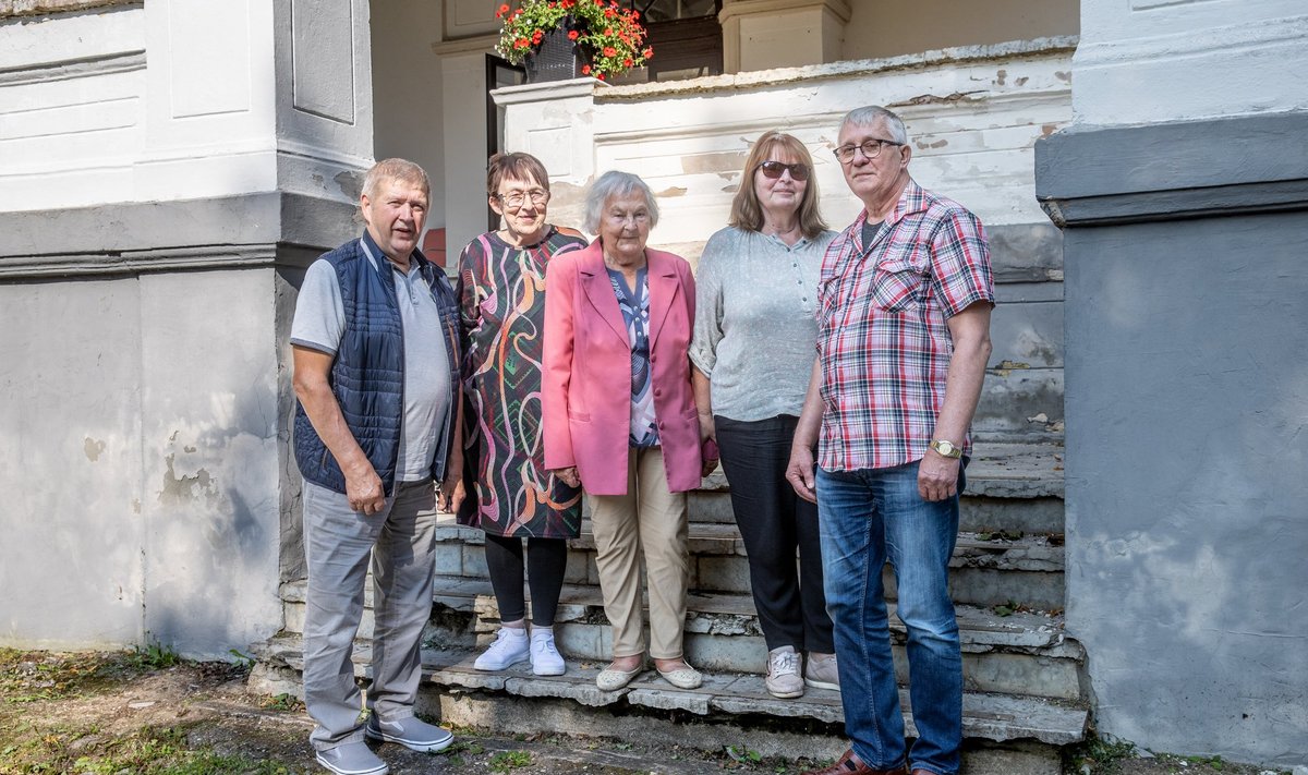 KLASSIKOKKUTULEK: Siit trepist üles astudes läksid Jaak (vasakult), Sirje, Milvi ja Martin esimesse klassi. Viiendas klassis tuli neile uus klassijuhataja Helle (keskel), kellega nad kohtuvad igal aastal siiamaani. 