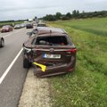 Päev liikluses: sõidukijuhi poe juurest lahkumist takistada üritanud turvatöötaja sai viga, kaubik sõitis otsa avarii teinud autole