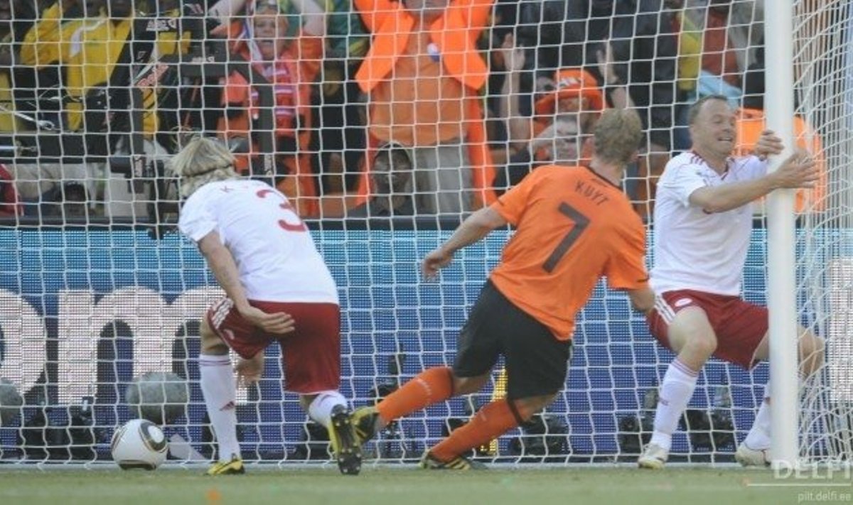 Hollandi ründaja Dirk Kuyt lööb värava, jalgpalli MM