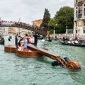 ФОТО | Невероятно! По венецианскому каналу проплыла гигантская скрипка