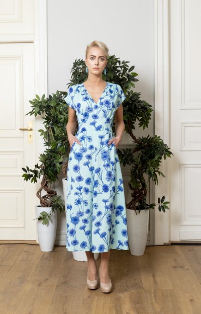 Kevadine ja särav rukkilill Tiina Talumehe hiljutises kollektsioonis lubab uhkusega kanda paljude lemmikvärvi sinist. Midipikkus ja taskud teevad kleidi eriti mugavaks.