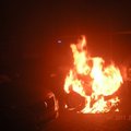 VIDEO: Pealtnägijad tirisid mootorratturi põleva auto alt välja