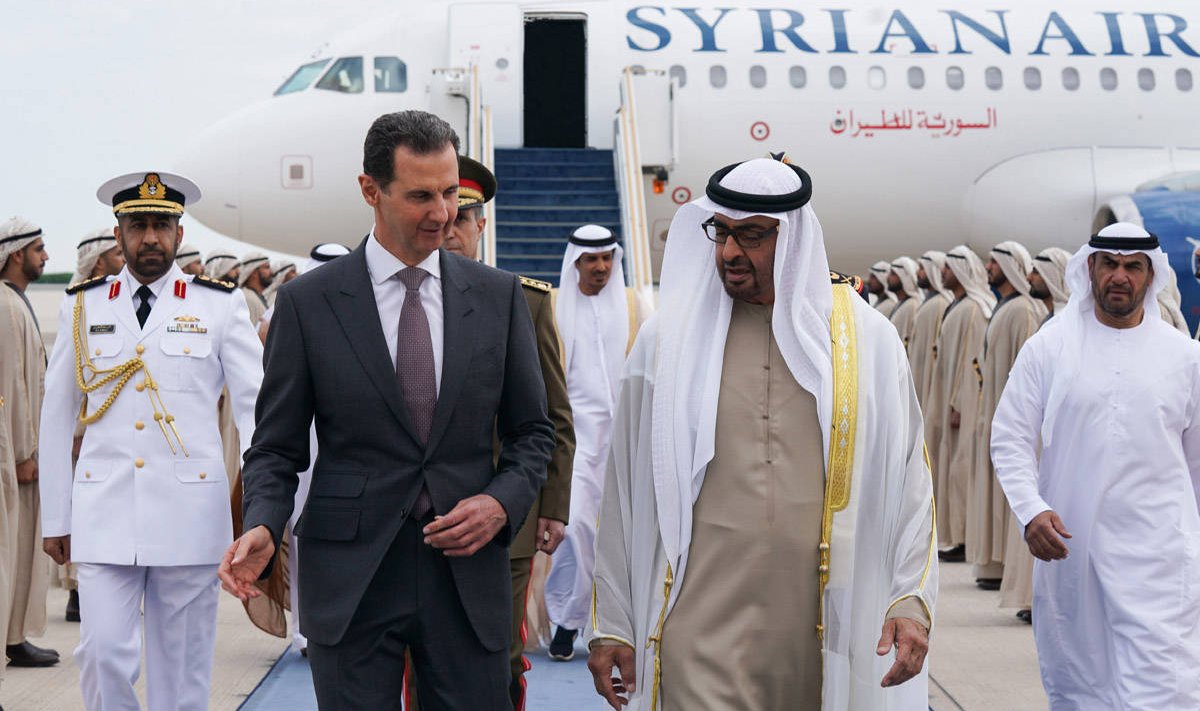 Araabia Ühendemiraatide juht Mohammed bin Zayed (prillidega) tervitab Süüria presidenti Bashar al-Assadi.