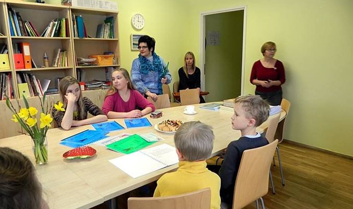 Noorte kirjanikega Viljandi muuseumi arhiivikogu kuraator Heli Grosberg. Foto: Ly Sankovski
