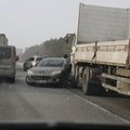 FOTOD: Tallinnas Järvevana teel põrkasid kokku veok ja sõiduauto