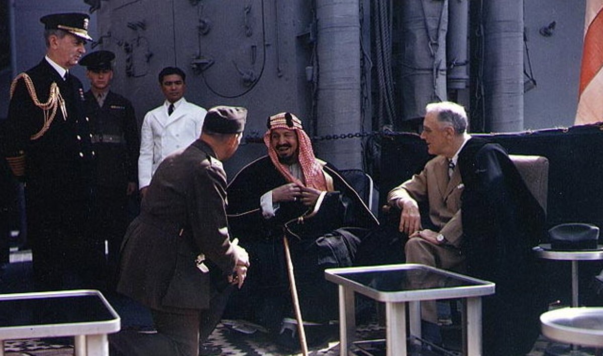 Kuningas Abdulaziz vestlemas ameeriklastega (paremal F.D. Roosevelt) 1945. aastal.