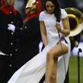 FOTOD: Inglise sopran esitas spordivõistlusel hümni aluspesu välkudes
