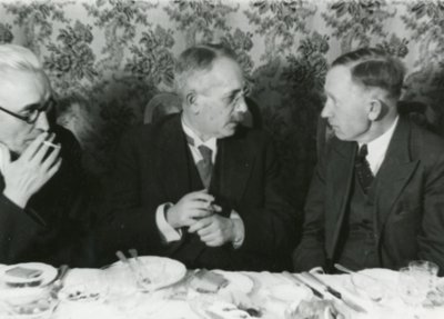 Gustav Suits ja A. H. Tammsaare vestlemas "Grand Hotelli" pidulikul lõunasöögil, Tartus 1938.