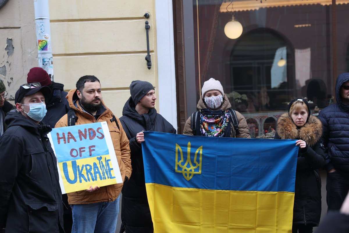 О чем говорят украинцы сегодня. Украинцы в Эстонии. Украинцы митинг. Украина люди.
