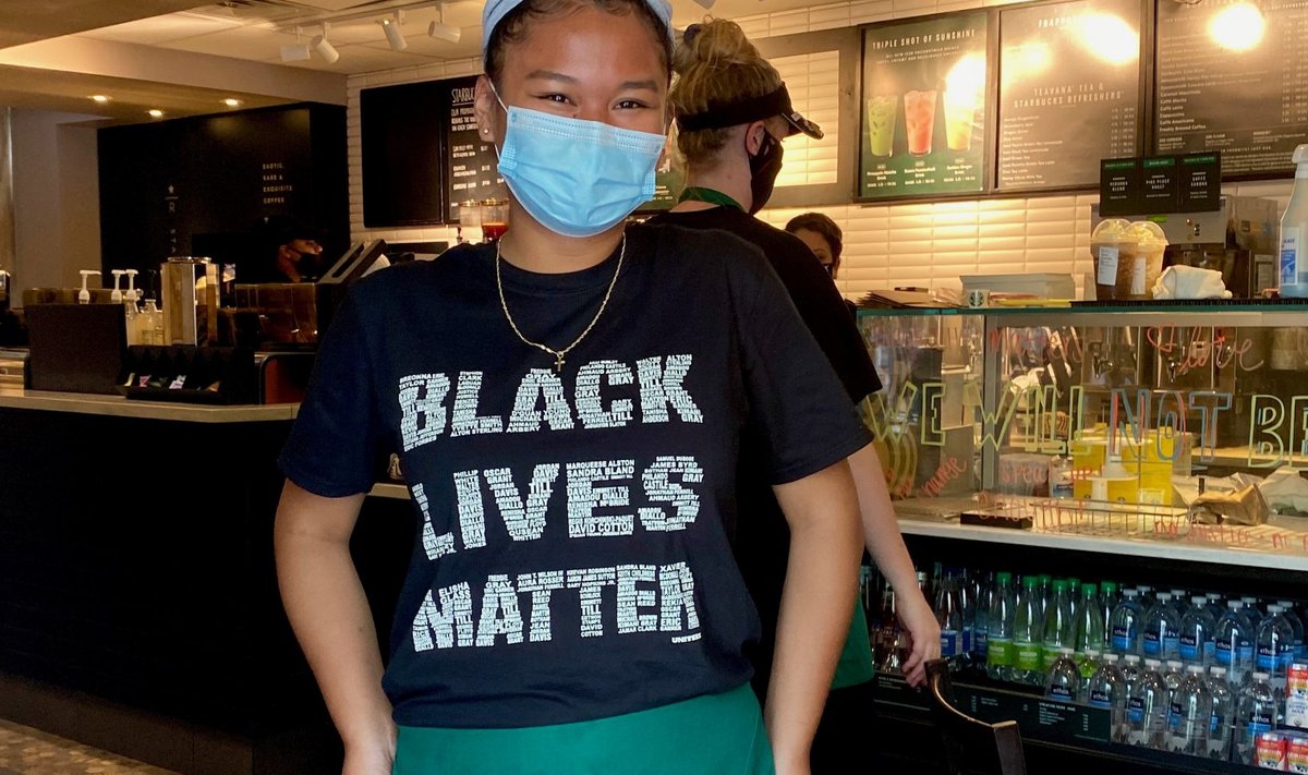 Washingtonis asuva Starbucki töötaja kandmas protestikirjadega särki