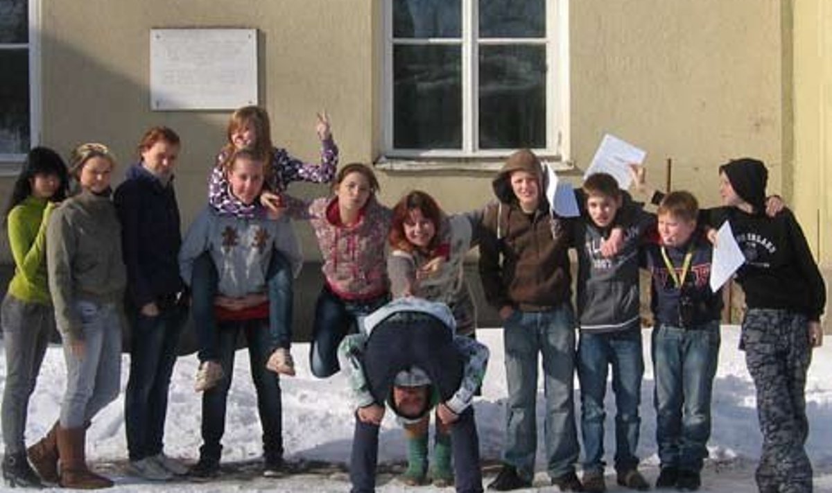 Kersti Kivirüüt koos oma õpilastega Kuuste koolimaja ees märtsis 2011 (Foto: erakogu)