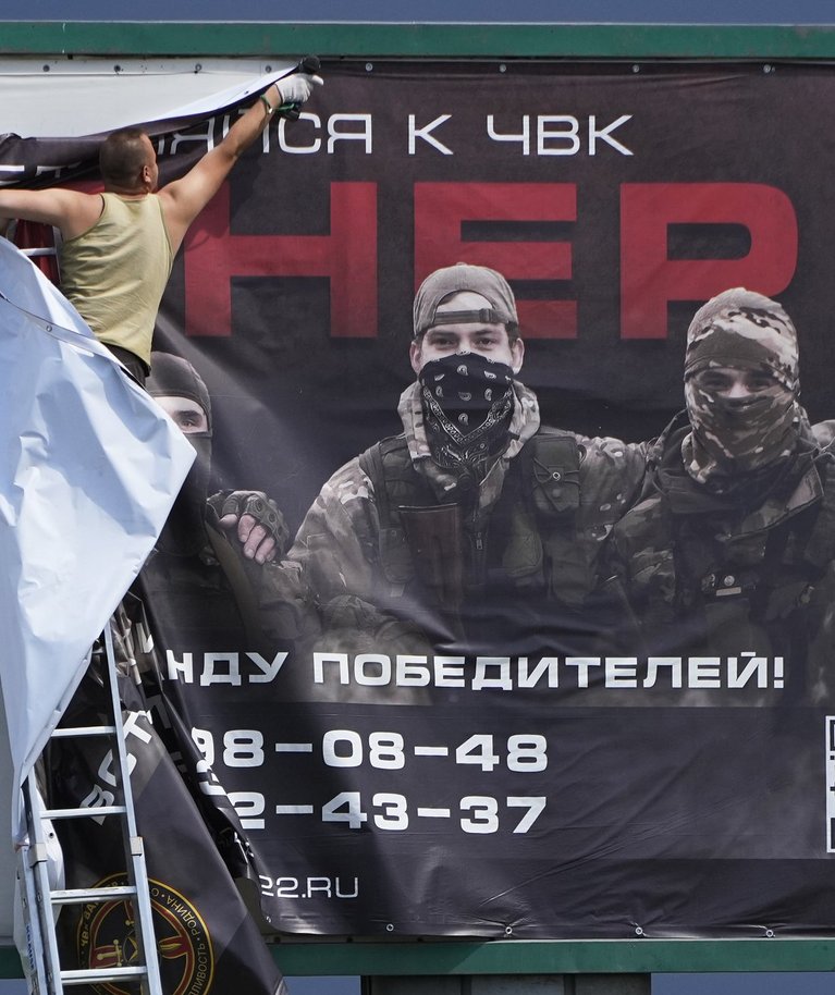 Venemaal Peterburi äärelinnas võetakse maha plakat kirjaga „Join us at Wagner“, mida seostatakse Wagneri eratöövõtja Jevgeni Prigožiniga. Foto on tehtud 24. juunil 2023.