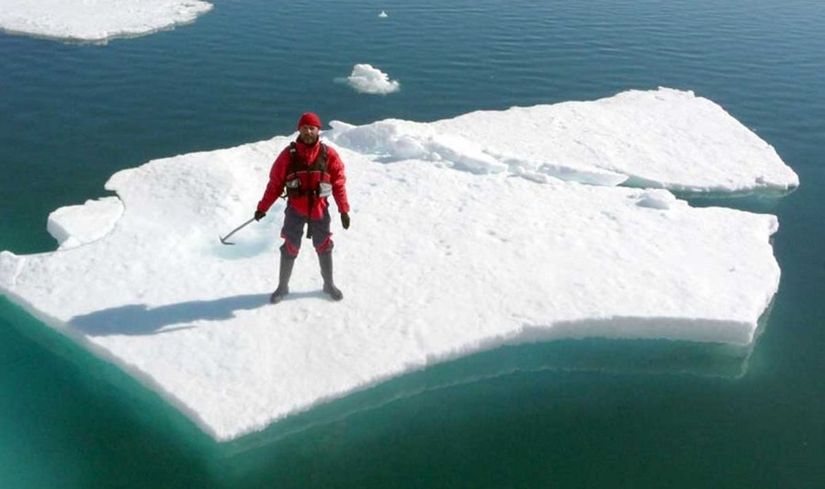 Jäärobinson: Prantsuse ökoloogilise grupi Les Robinsons des Glaces liige Luc ­Denoyer jäätükil triivimas. Grupi eesmärk on jääpankadel sõitmisega maailmale ­näidata, et Arktikat kattev jäämüts kahaneb aastast aastasse. (Afp / Scanpix)