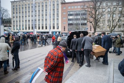 Matus ja Meeleavaldus Koroonavastaste meeleavaldusega samal ajal toimus ka matus. Vähesed meeleavaldajad, need kes märkasid, langetasid kirstu väljatoomise hetkeks lipud ja pead.