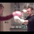 VIDEO: Täiesti pilditu! Jalgpallistaar Wayne Rooney löödi koduses poksilahingus nokauti