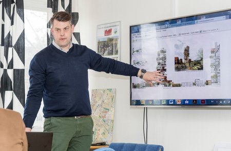 Malmö linnavolinik Andreas Schönström näitab, millised suured plaanid on neil probleemsete linnaosadega.