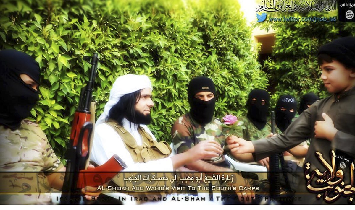 Näide islamiriigi interneti värbamis- ja mõjutustegevusest - kõrilõikajast võitlejat näidatakse lapsele lille ulatamas.
