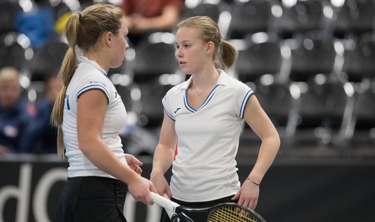Saara Orav ja Jelena Malõgina (paremal) Fed Cupi paarismängus Tallinnas.
