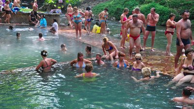 Люди отдыхают в богатом радоном бассейне. Гималаи