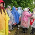 MAALEHT NAISTE TANTSUPEOL: Näha sai igasugu vihmakuubede tegumoode