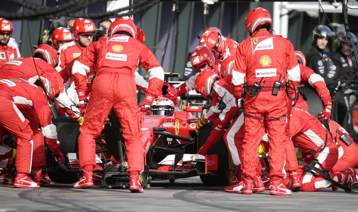 Kimi Räikkönen ja Ferrari mehaanikud