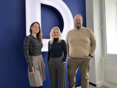 Rimi Baltikumi turundus- ja kommunikatsioonijuht Andrija Arro, vastutustundliku ettevõtluse juht Katrin Bats ja saatejuht ajakirjanik Martin Hanson.
