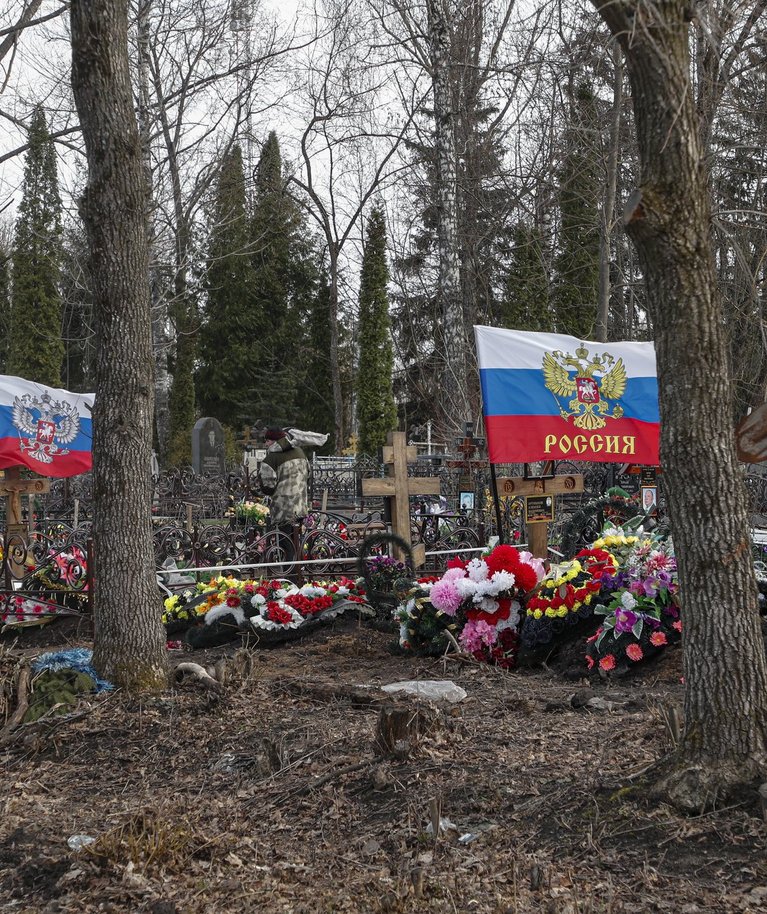 Lipud lehvimas Ukraina sõjas surma saanud Vene sõjaväelaste haudadel. Pilt Jefremovi linna kalmistult Tuula oblastis, aprill 2023.  