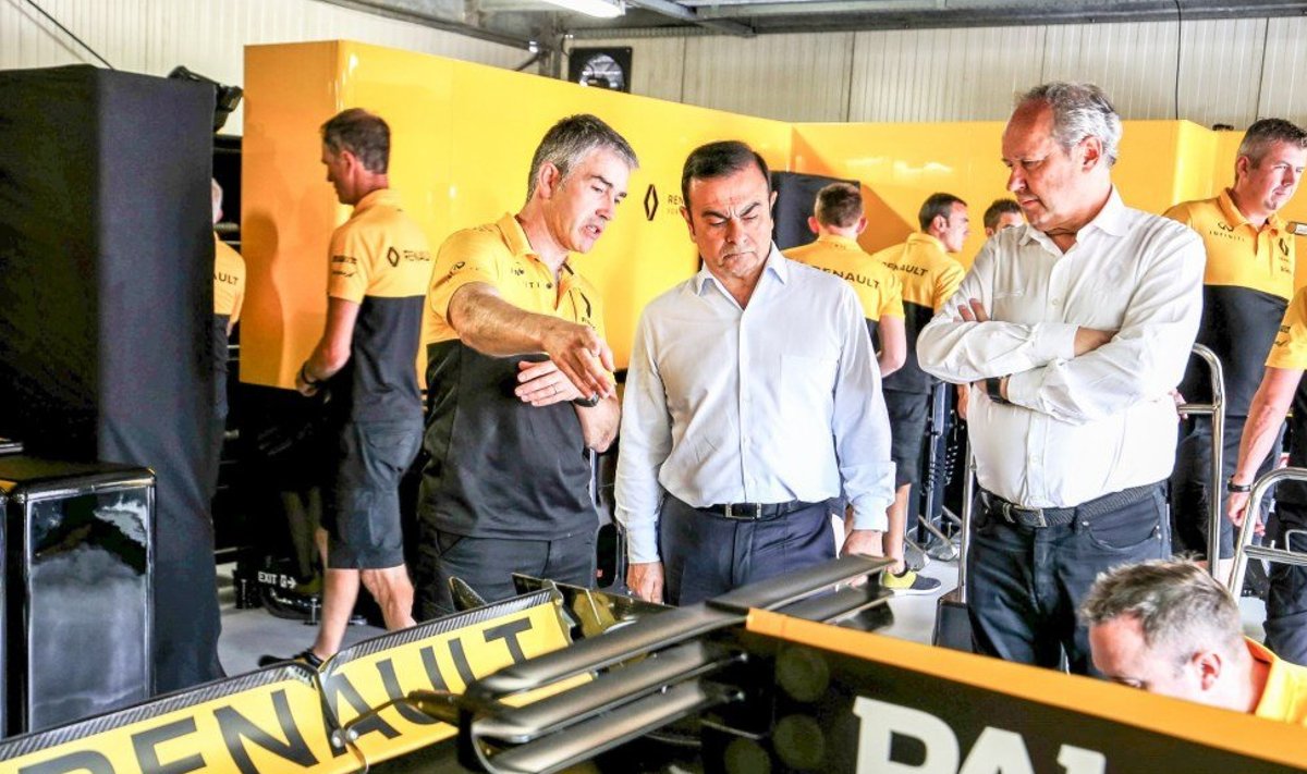 40 AASTA JUUBEL: Renault’ kontserni toonane boss Carlos Ghosn (keskel) ja mootorispordidirektor Jerome Stoll (paremal) 2017. aasta Monaco GP ajal
