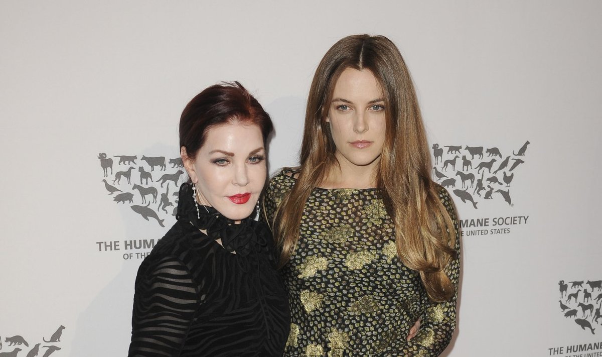 Priscilla Presley ja Riley Keough.