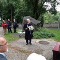 FOTO: Arnold Rüütel asetas lilled 20. augusti kivi juurde