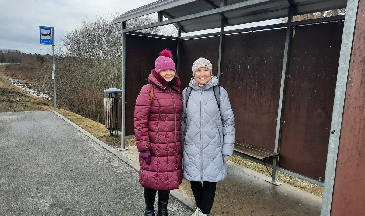 Säreveres bussi oodanud Heidit ja Mirja-Maid (paremal) tasuta sõidu kadumine eriti ei kurvasta – tähtsam on, et bussiliiklus üldse toimiks. 