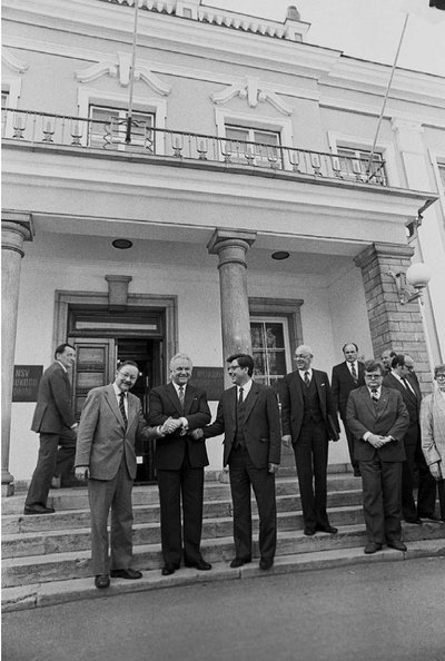 12. mai 1990. Baltimaade juhid kohtuvad Tallinnas. Vasakult Vytautas Landsbergis, Arnold Rüütel, Anatolis Gorbunovs, välisminister Lennart Meri ja peaminister Edgar Savisaar. Foto raamatust "Leegitseval piiril"