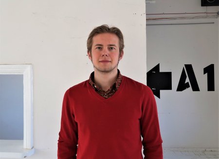 Dan Tõnus töötab Sotsiaalsete Ettevõtete Võrgustikus. Ta on lõpetanud Groningeni ülikooli psühholoogia erialal.