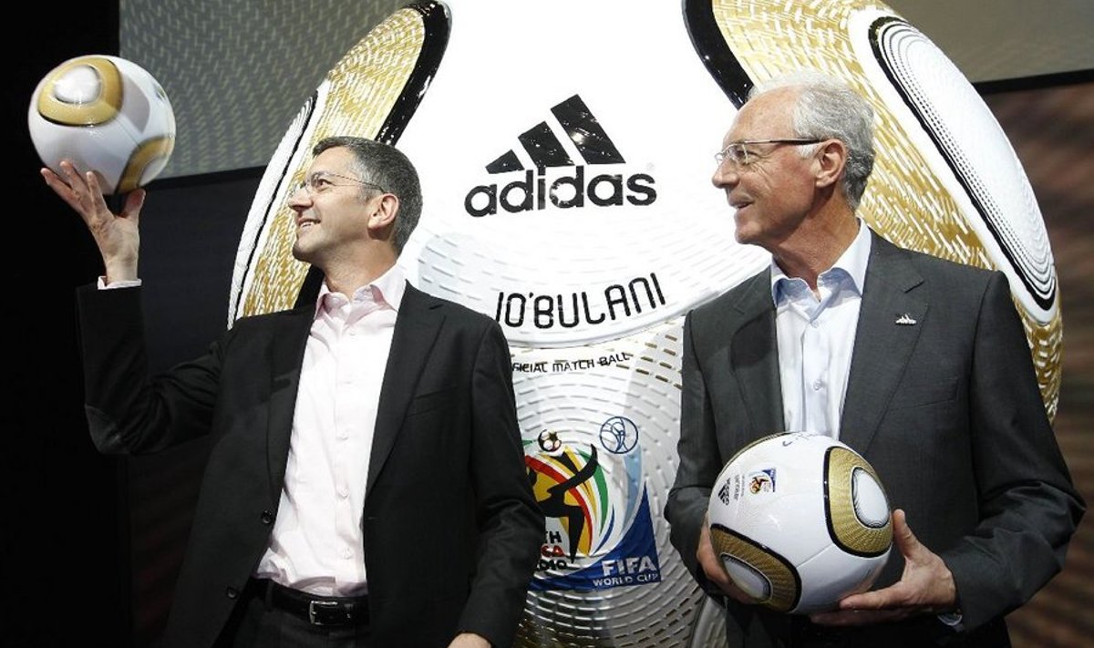 Adidase juhatuse esimees Herbert Hainer ja Saksamaa jalgpalliliidu seekordse MM-i korraldustoimkonda juht Franz Beckenbauer Adidase jalgpalli tutvustamas.