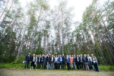 Euroopa Liidu keskkonnaministrid Paukjärve loodusrajal