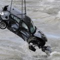 ФОТО и ВИДЕО: Странный инцидент в Палдиски: с обрыва Пакри в море упал автомобиль BMW