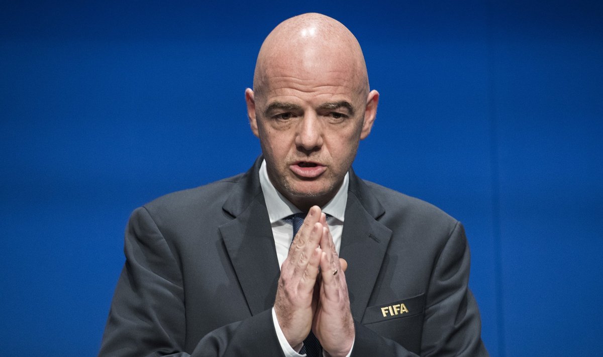 FIFA presidendil Gianni Infantinol pole teha muud kui palvetada.