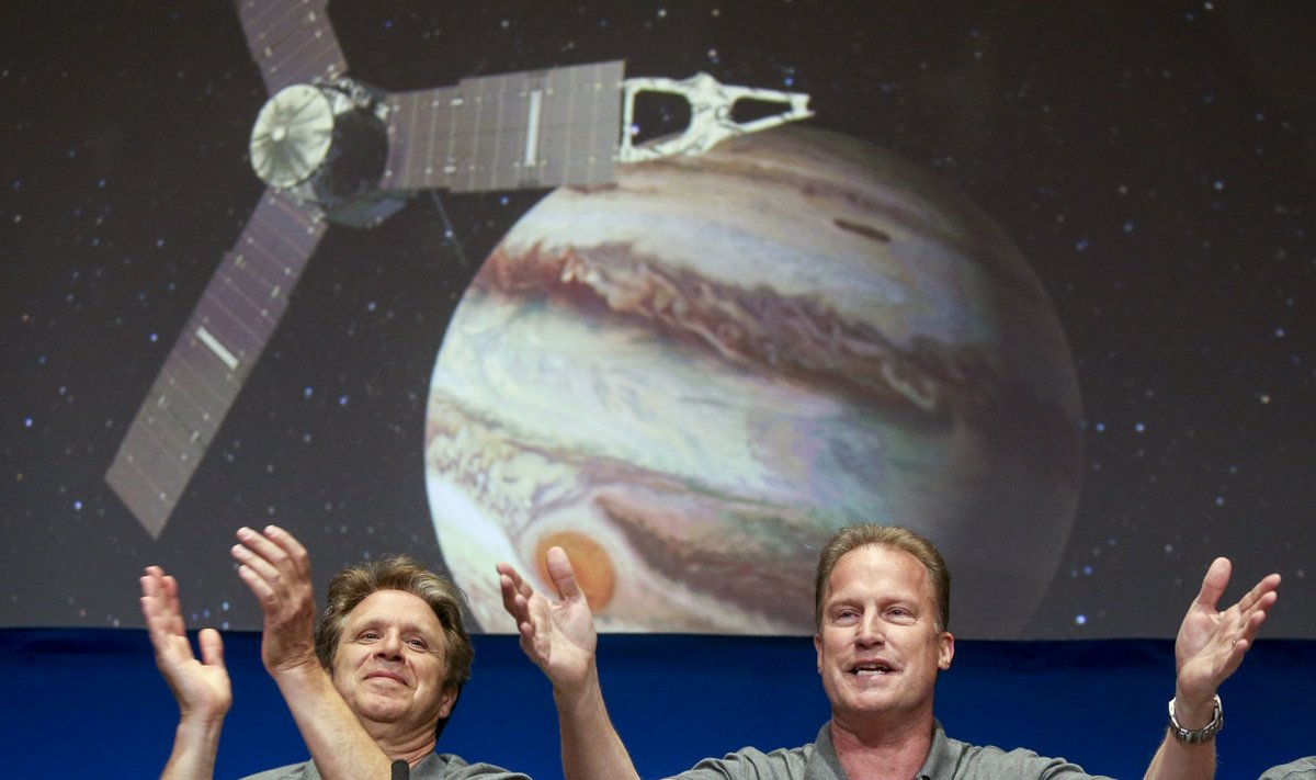 Jõudis kohale! Scott Bolton ja Rick Nybakken NASAst täna hommikul Juno Jupiteri orbiidile jõudmise üle rõõmustamas.